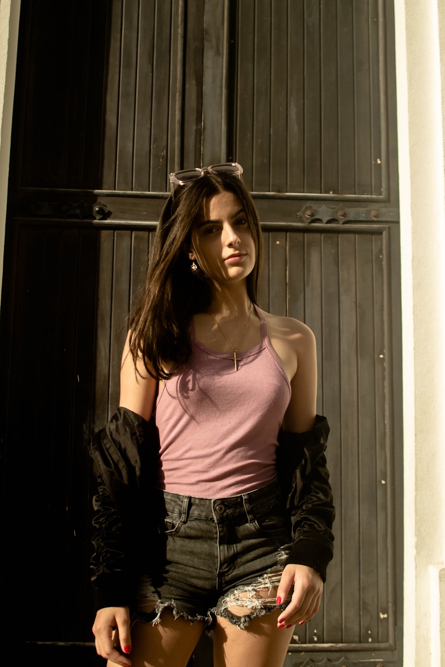 Facet w różowej koszuli – jak nosić ją stylowo