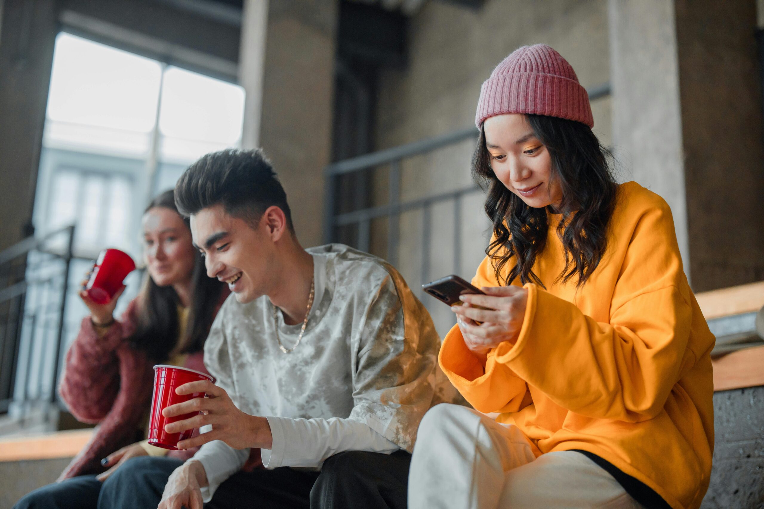 Jak łączyć kolorowe sneakersy z basicowymi ubraniami? Przewodnik dla każdej kobiety